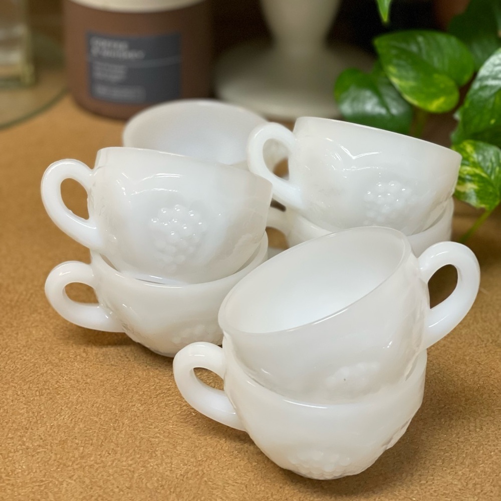 L.E. Smith Milk Glass Cups Vintage set/7
Great condition